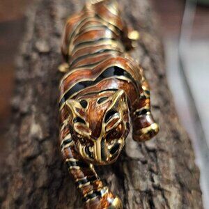 Striking CINER Crouching Tiger With Open Mouth Brooch Pin